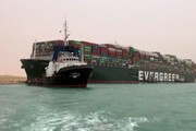 Il Canale di Suez bloccato da un'enorme nave portacontainer