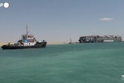 Ha iniziato a muoversi la nave portacontainer incagliata nel Canale di Suez