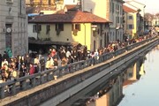 Covid, Milano in zona 'arancione rafforzato' ma Darsena e Navigli affollati