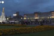 Londra, Buckingham Palace: in molti depongono fiori in memoria del principe Filippo