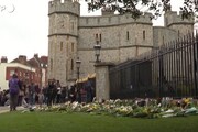 Castello di Windsor, centinaia di persone depongono fiori in memoria del principe Filippo