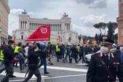 Alitalia, centinaia di lavoratori occupano piazza Venezia per protesta contro Ita