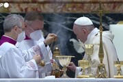 Papa Francesco, a San Pietro la messa di Pasqua: 'Sono vicino ai giovani di tutto il mondo'