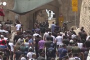 Gerusalemme, gas lacrimogeni per disperdere la folla