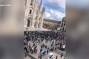 L'Inter vince lo scudetto: inizia la festa dei tifosi al Duomo e a San Siro