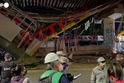 Messico, ponte crolla durante il passaggio della metro