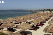 Grecia, riaprono le spiagge e si riempiono di bagnanti