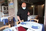 Sardegna zona bianca, i ristoranti aprono anche al chiuso