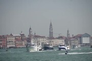 Venezia, pescatori in sciopero manifestano nel canale della Giudecca