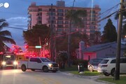 Miami, crolla un palazzo di 12 piani: i mezzi di soccorso in azione