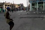 A Cuba la piu' grande protesta da 30 anni, lanci di sassi e scontri con la polizia