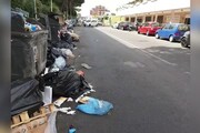 Emergenza rifiuti a Roma, cassonetti stracolmi e sacchetti per strada