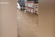 Maltempo in Germania, strade inondate e macchine sommerse