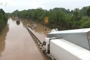 Alluvione in Germania, mezzi militari anfibi per recuperare le auto sommerse