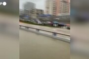 Inondazioni in Cina, le persone travolte sulle strade e in metro