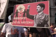 Milano, Manifestazione contro il Green pass: Stelle di David in piazza e 'non vaccinati = ebrei'