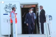 Macron in visita in Polinesia, corona di fiori al suo arrivo