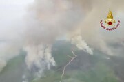 Rogo nell'Oristanese, le immagini dall'alto: Vigili del fuoco a lavoro