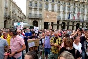 No Green Pass in corteo a Torino, firme contro le nuove regole