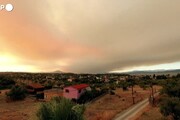 Incendi Grecia, il tramonto su Evia si trasforma in una nube color porpora