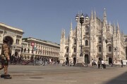 Ferragosto, a Milano ondata di calore: I turisti affollano la fontana di Piazza Castello