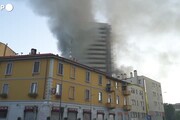 Incendio a Milano, i condomini: 'L'allarme non ha suonato'
