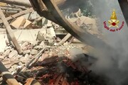 Esplosione e crollo di un'abitazione a Pontremoli, si scava tra le macerie