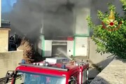 Vasto incendio in una zona industriale Sassari: feriti due vigili del fuoco