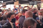 Emmanuel Macron colpito da un uovo durante una visita a Lione