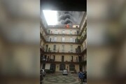 Incendio Torino, le fiamme dal cortile del palazzo e la nube vista dall'alto