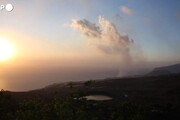 Eruzione a La Palma, un fiume di lava raggiunge il mare delle Canarie