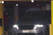 Djokovic, le immagini dell'auto su cui il tennista lascia la struttura di detenzione