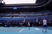Djokovic si allena sui campi dell'Australian Open dopo la vittoria del ricorso
