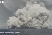 Eruzione vulcanica a Tonga, l'enorme nuvola di cenere copre l'isola