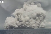 Tonga isolata dal mondo, allarme per una nuova eruzione