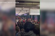 A Kiev i cittadini si rifugiano nella metro e cantano in coro