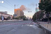 Ucraina, Kiev bombardata con droni kamikaze: a fuoco un edificio colpito dall'attacco
