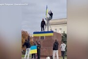 Ucraina, gli abitanti di Kherson issano una bandiera dopo il ritiro russo