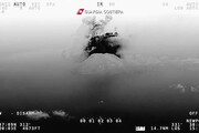 Stromboli, l'aereo della guardia costiera sorvola il vulcano durante l'eruzione