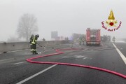 Cisterna in fiamme, chiusa l'autostrada A1 a Lodi