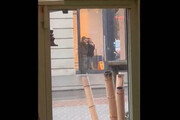 Amsterdam, il sequestratore punta l'arma contro uno degli ostaggi