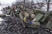 Ucraina, l'esercito raccoglie le munizioni di un carrarmato russo distrutto