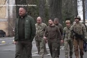 Ucraina, Zelensky visita i soldati feriti all'ospedale di Kiev