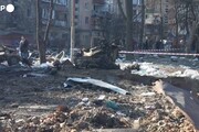 Ucraina, Kiev: bombardato edificio residenziale nel quartiere di Podil, un morto