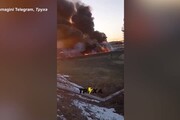 Ucraina, raffineria di petrolio in fiamme a Lugansk