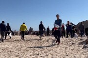 Ucraina, volontari sulla spiaggia di Odessa riempiono sacchi di sabbia per le protezioni