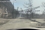 Ucraina, edifici distrutti e strade deserte: Mariupol a un mese dall'invasione russa