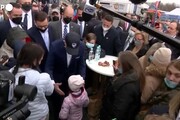 Il presidente degli Stati Uniti abbraccia i rifugiati ucraini in Polonia