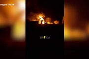 Ucraina, l'incendio scoppiato a Kharkiv dopo un bombardamento notturno