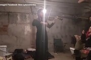 Ucraina, insegnante di violino suona in un seminterrato di Kharkiv